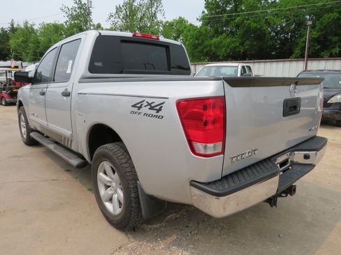 Used 2015 Nissan Titan SV w/ Tow Package image 6