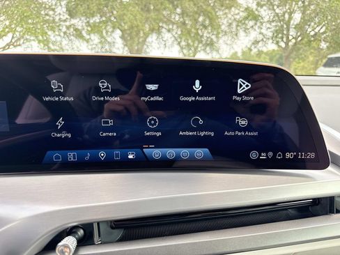 New 2027 Cadillac Vistiq Luxury w/ LPO, Floor Liner Package AWD/4WD image 23