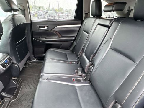Used 2019 Toyota Highlander XLE w/ Carpet Mat Package (TMS) AWD/4WD image 22