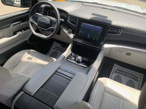 Used 2024 Jeep Wagoneer L Series II w/ Flexible Seating Group AWD/4WD image 41