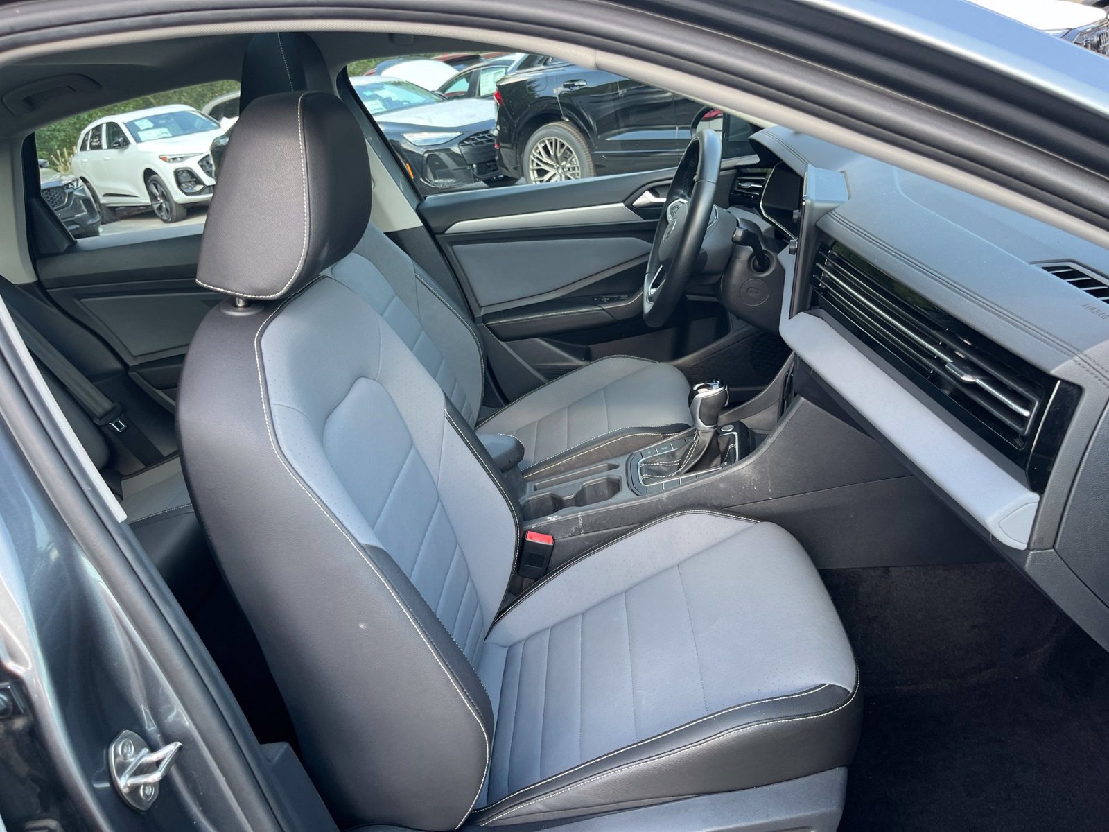 Certified 2025 Volkswagen Jetta SE FWD image 34