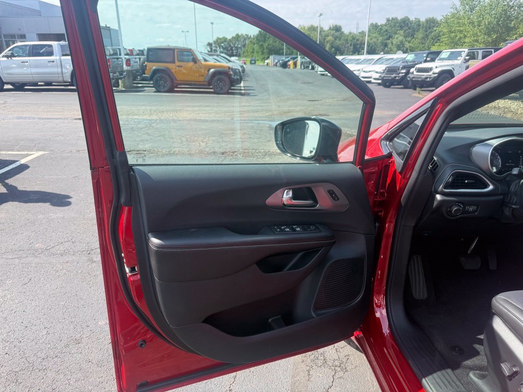 New 2027 Chrysler Pacifica Select FWD image 11
