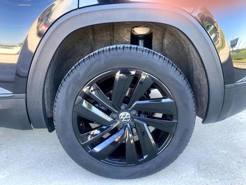 Used 2023 Volkswagen Atlas Cross Sport SE w/ Black Wheel Package AWD/4WD image 25