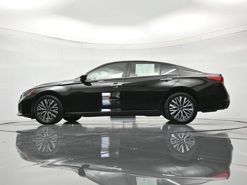 Used 2025 Nissan Altima 2.5 SV FWD image 43