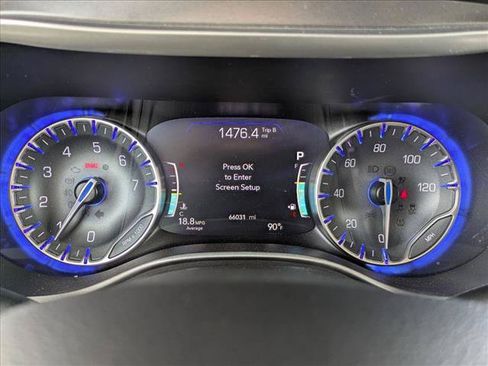 Used 2023 Chrysler Pacifica Touring-L FWD image 11
