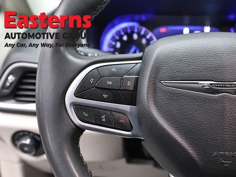 Used 2023 Chrysler Pacifica Touring-L FWD image 15
