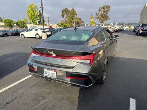 Certified 2025 Hyundai Elantra Limited FWD image 3