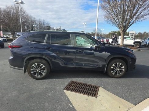 Used 2024 Toyota Highlander XLE image 9