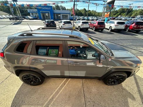 Used 2019 Jeep Cherokee Trailhawk w/ Comfort/Convenience Group AWD/4WD image 6