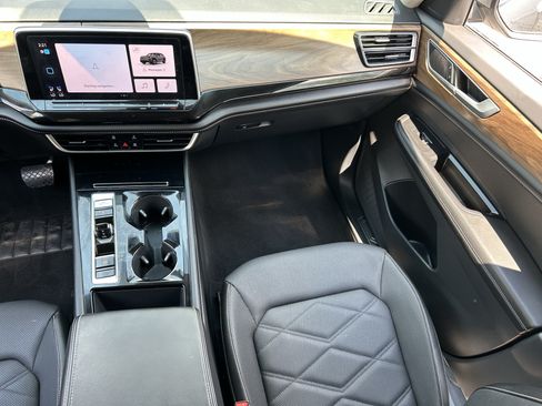 Used 2024 Volkswagen Atlas SE w/ Black Wheel Package FWD image 15