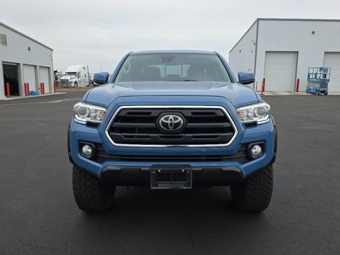 Used 2019 Toyota Tacoma SR5 AWD/4WD image 2