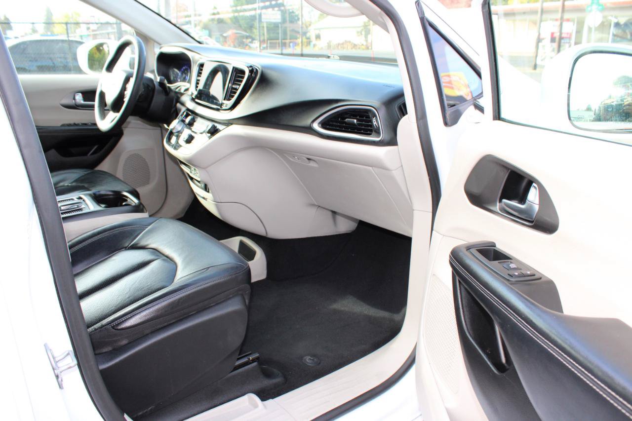 Used 2022 Chrysler Pacifica Touring-L FWD image 17