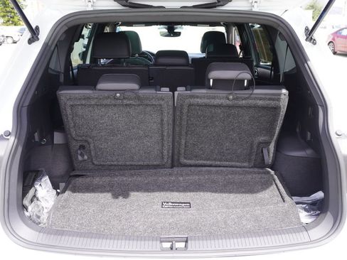 Used 2022 Volkswagen Tiguan SE R-Line FWD image 9