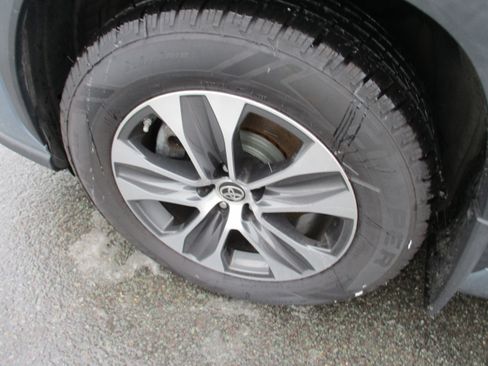 Used 2022 Toyota Highlander XLE image 9