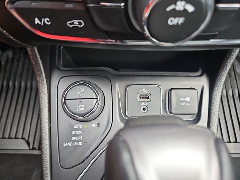 Used 2021 Jeep Cherokee Latitude Lux w/ Mopar Interior Package AWD/4WD image 34