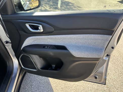 Used 2024 Jeep Compass Latitude image 14