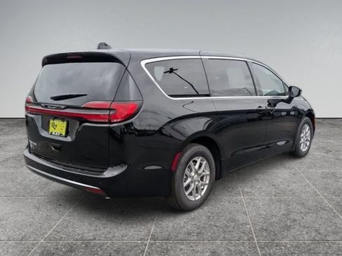 New 2027 Chrysler Pacifica Select FWD image 5