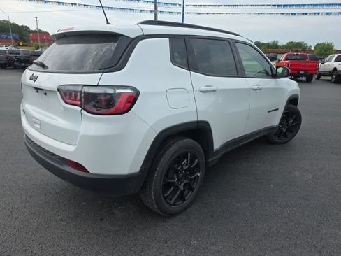 Used 2025 Jeep Compass Latitude w/ Convenience Group AWD/4WD image 5