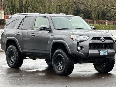 Used 2017 Toyota 4Runner SR5 Premium image 9
