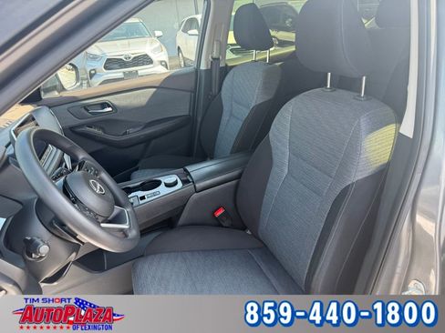 Used 2023 Nissan Rogue SV image 3