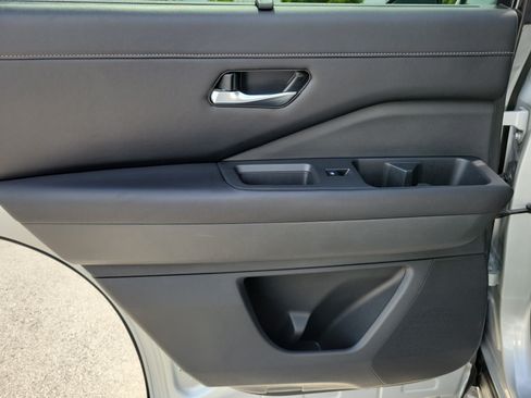 Used 2024 Nissan Pathfinder SL w/ Black Appearance Package FWD image 28