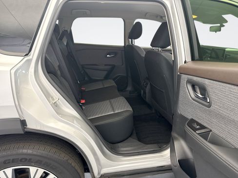 Used 2023 Nissan Rogue SV AWD/4WD image 17