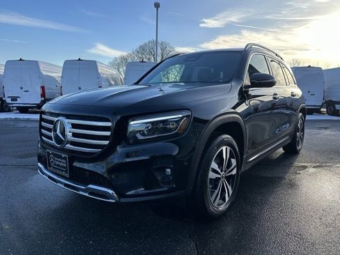 Used 2025 Mercedes-Benz GLB 250 4MATIC image 3