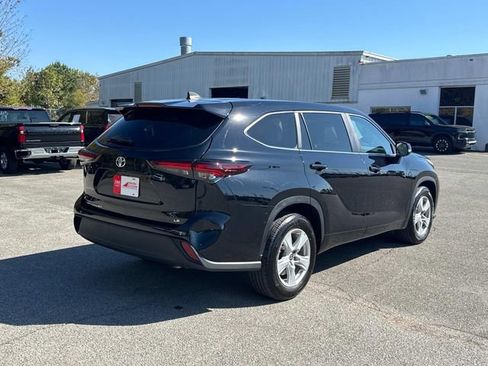 Used 2024 Toyota Highlander LE image 4