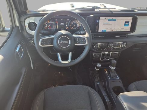 Used 2025 Jeep Wrangler Unlimited Sahara AWD/4WD image 4