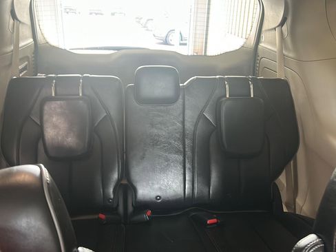 Used 2018 Chrysler Pacifica Limited w/ Tire & Wheel Group FWD image 11