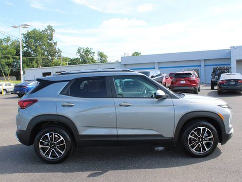 Used 2025 Chevrolet TrailBlazer LT w/ Convenience Package FWD image 11