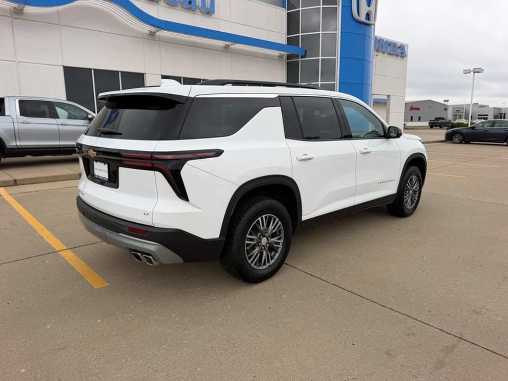 Used 2024 Chevrolet Traverse LT w/ Trailering Package AWD/4WD image 2