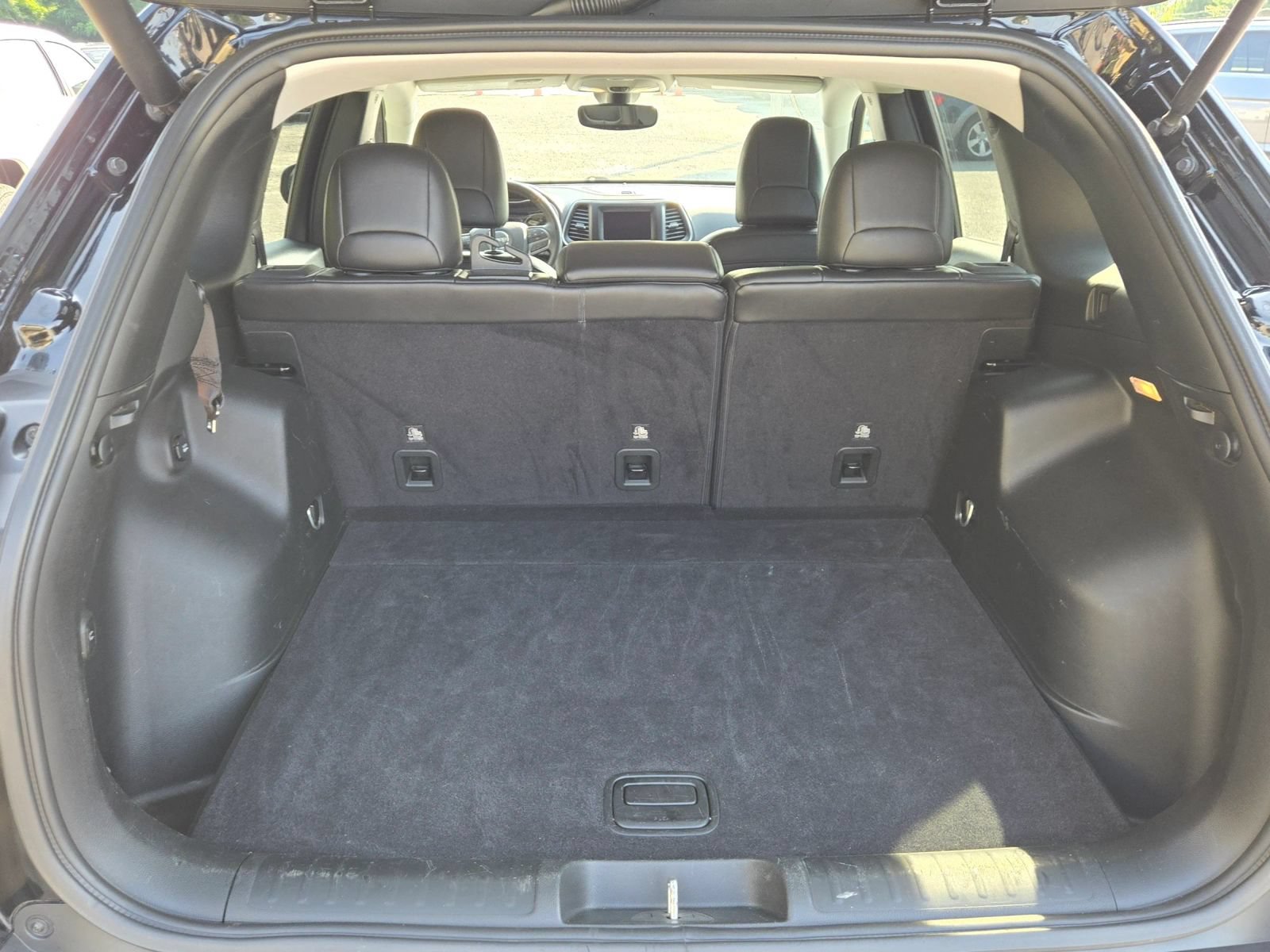 Used 2019 Jeep Cherokee Latitude Plus w/ Comfort/Convenience Group FWD image 11