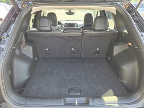 Used 2019 Jeep Cherokee Latitude Plus w/ Comfort/Convenience Group FWD image 10