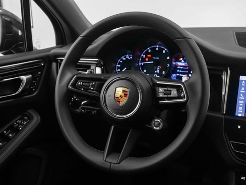 Used 2025 Porsche Macan image 25