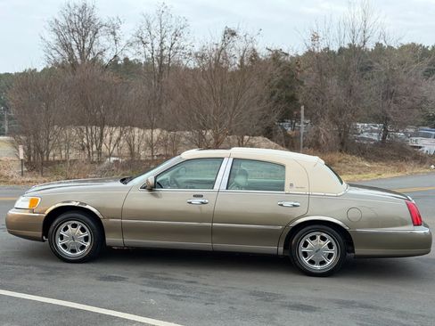 Used 2001 Lincoln Town Car Signature image 5