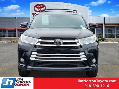 Used 2019 Toyota Highlander XLE FWD image 2