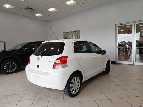 Used 2009 Toyota Yaris 4-Door Hatchback FWD image 3