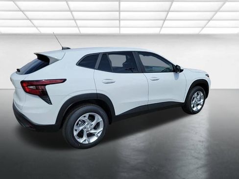 New 2026 Chevrolet Trax LS w/ LS Convenience Package FWD image 5