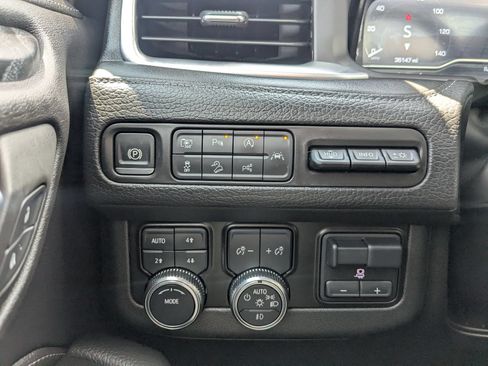Used 2024 GMC Yukon Denali w/ Advanced Technology Package AWD/4WD image 22