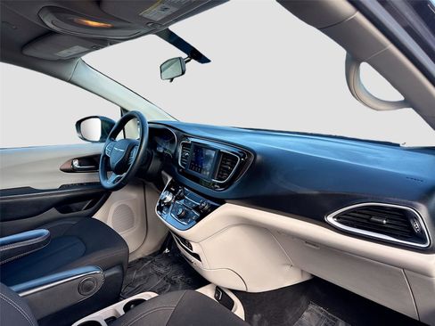 Used 2020 Chrysler Voyager L image 26