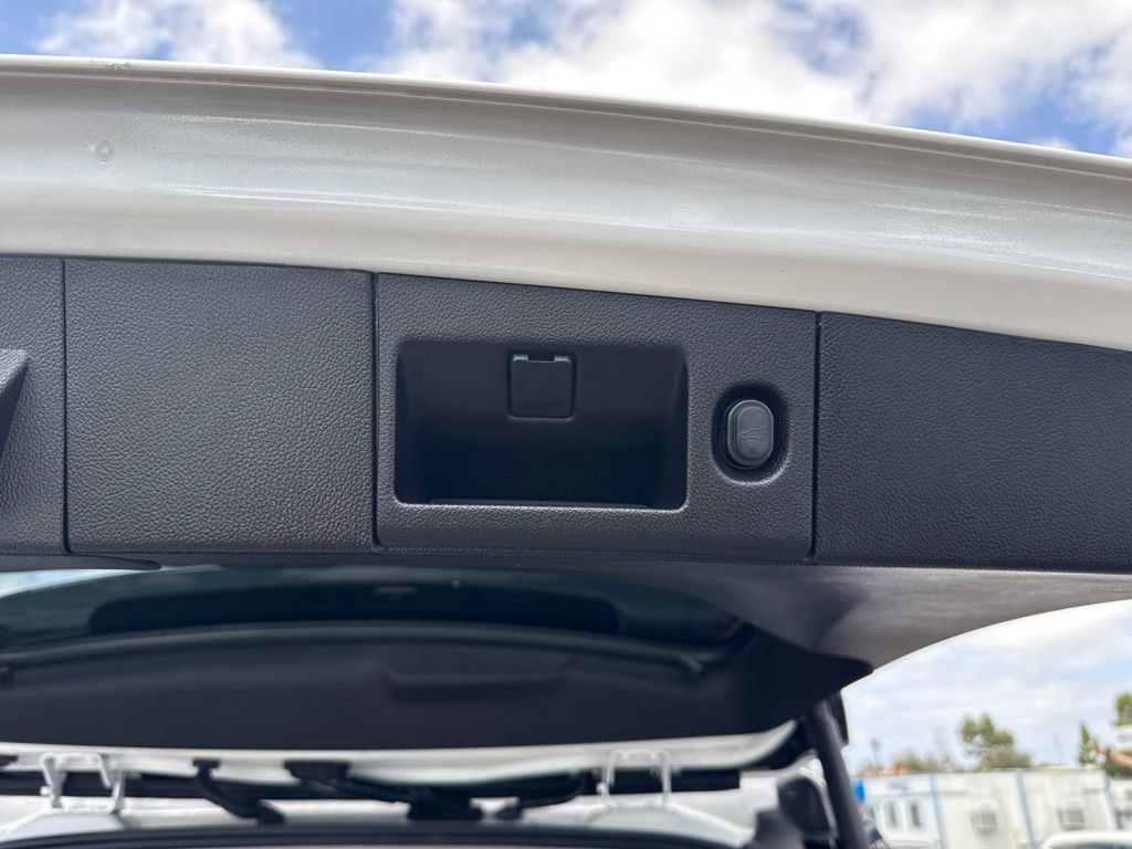 Used 2020 Cadillac Escalade Luxury RWD image 6