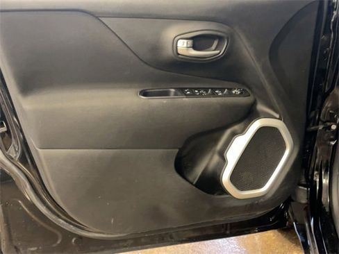 Used 2020 Jeep Renegade Latitude w/ Cold Weather Group image 3