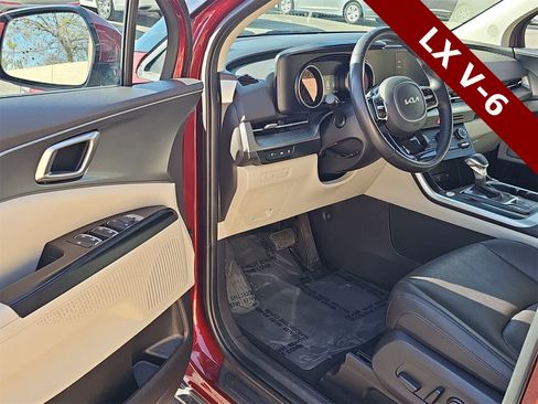 Used 2024 Kia Carnival LX image 10