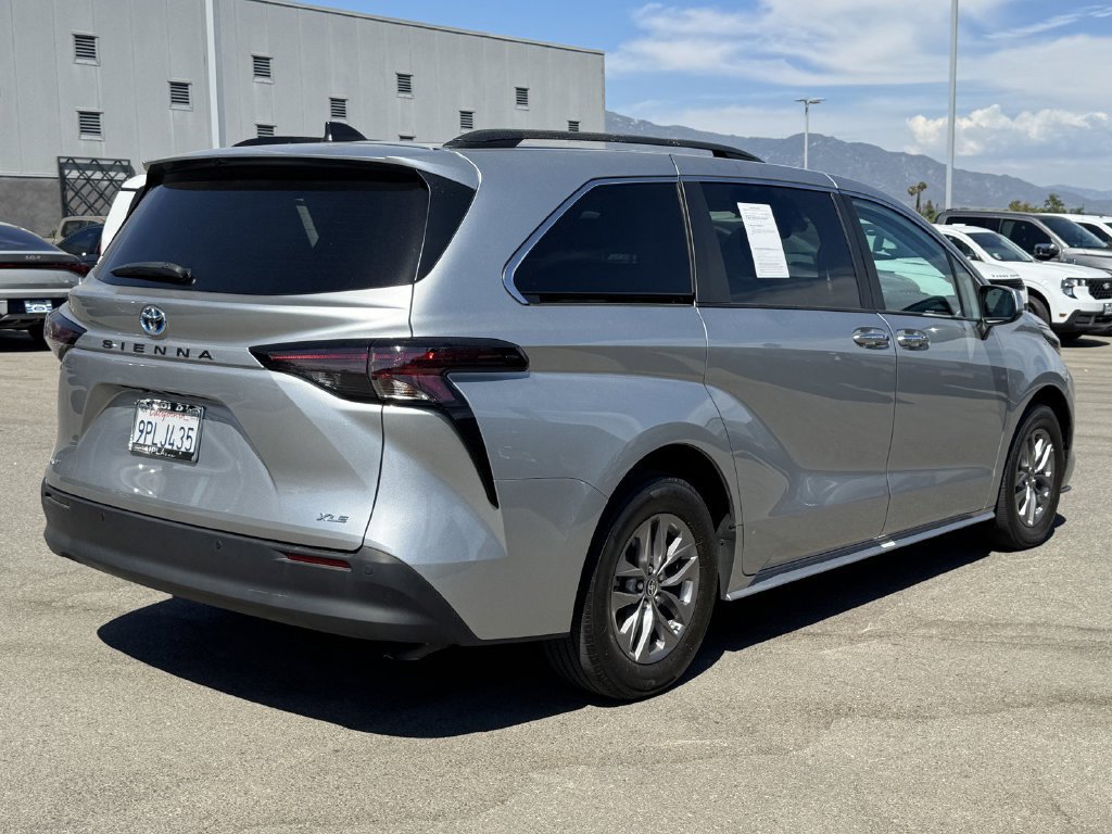 Used 2025 Toyota Sienna XLE FWD image 8