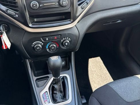 Used 2015 Jeep Cherokee Sport FWD image 27