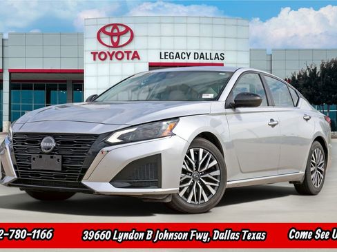 Used 2024 Nissan Altima 2.5 SV FWD image 1
