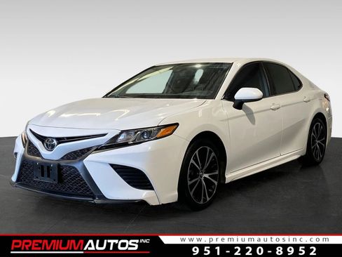 Used 2020 Toyota Camry SE w/ Carpet Mat Package image 1