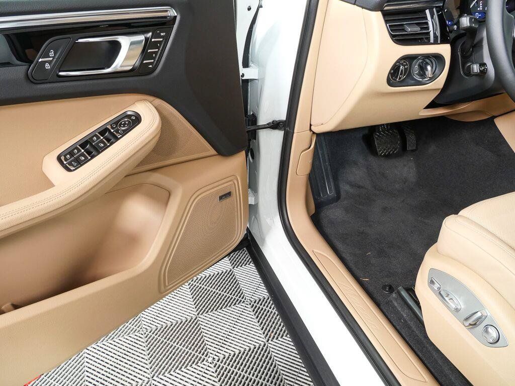 Certified 2026 Porsche Macan AWD/4WD image 8
