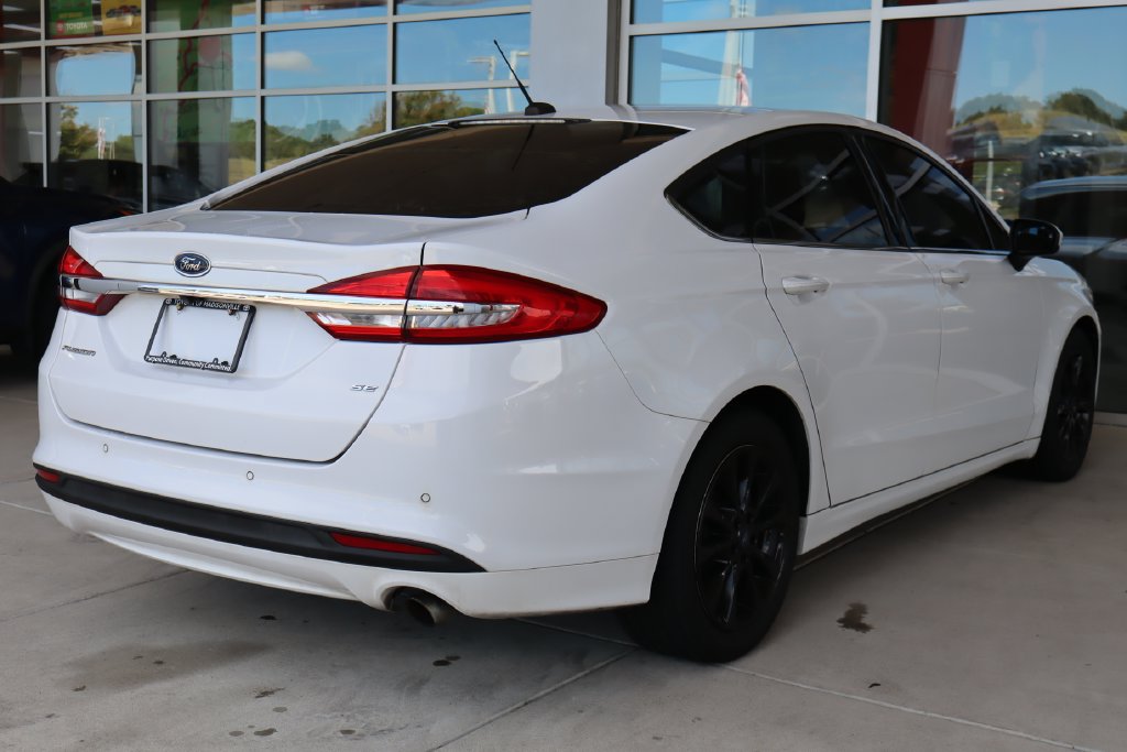 Used 2017 Ford Fusion SE w/ Fusion SE Technology Package FWD image 9